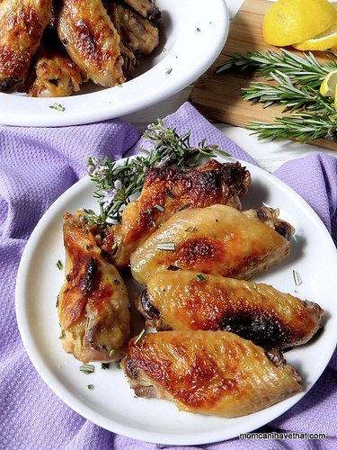 Chicken wings baked with fresh rosemary