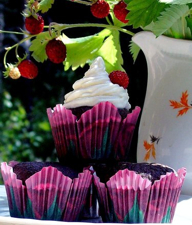 Chocolate mini muffins with cream and berries