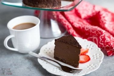 chocolate keto cheesecake with strawberry