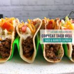 Cuatro tacos suaves Copycat Keto Taco Bell en un soporte para tacos verde neón.