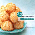macarons keto rápidos en un plato estriado azul