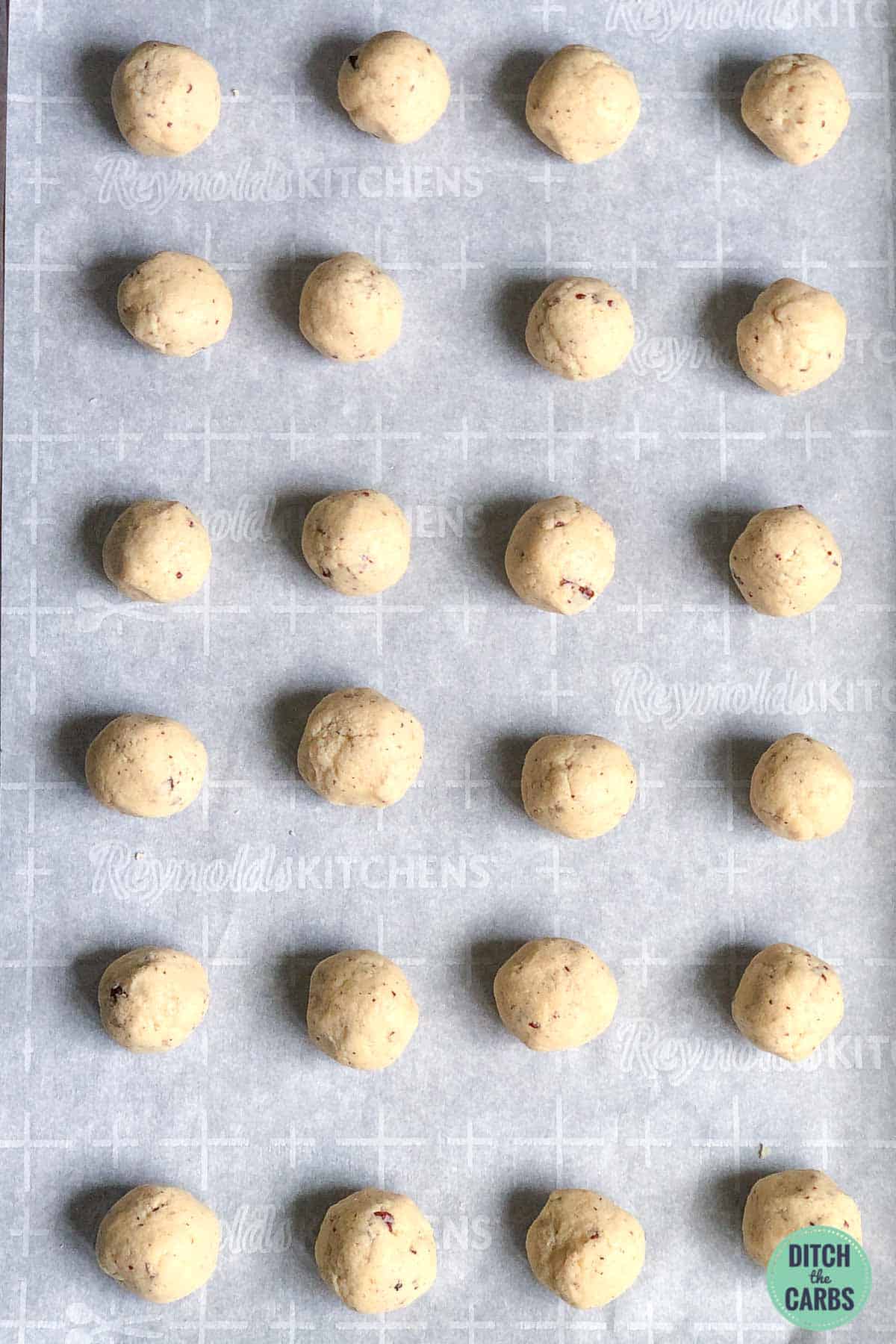 Dough balls for a low-carb snowball cookie recipe