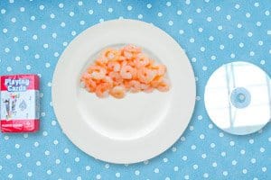 a small plate of prawns to show what 100 calories looks like